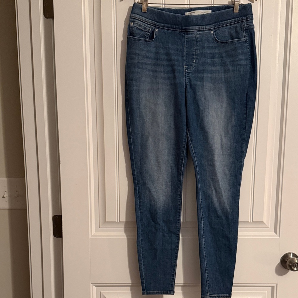 Levi pull on Shaping Jeans Size 12 or 31